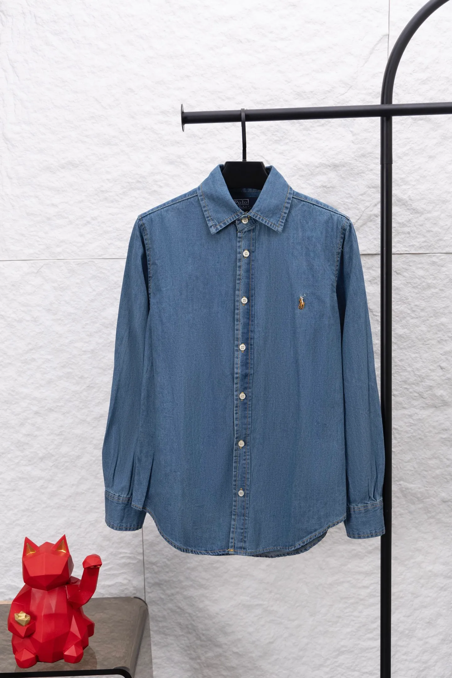 P220 model number/F150 Rah Lauren colorful small logo embroidered denim shirt. Same style for men and women. Complete with three labels. Full set of packaging. Official website details are consistent. Made of denim fabric. The denim fabric has been treated with a special process, and the texture is soft but not stiff. Ready-made clothes are washed. Skin-friendly and comfortable. Classic and invincible. Suitable for business and leisure. Collar buttons. Different currencies. All fabric accessories are original and the details are very good. Color: denim blue Size: S M L XL